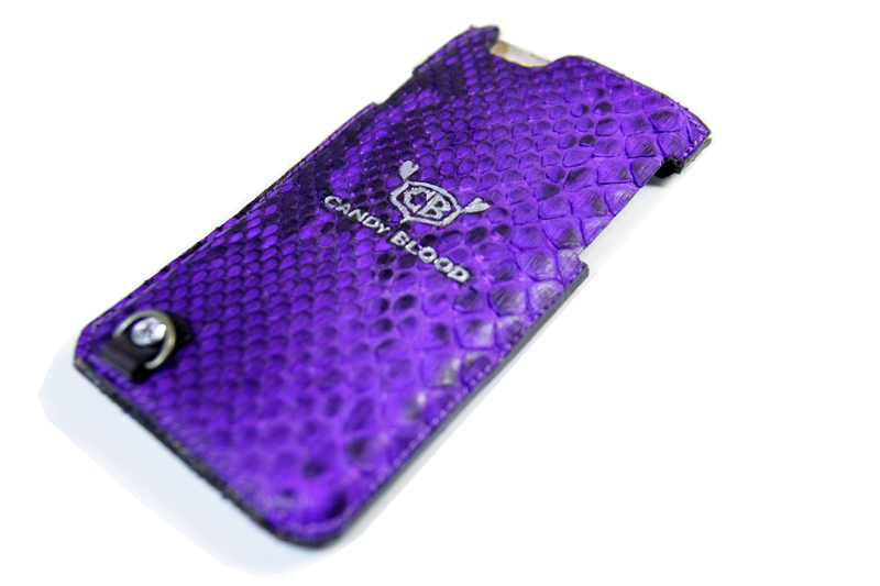 紫の蛇革のiPhoneケース