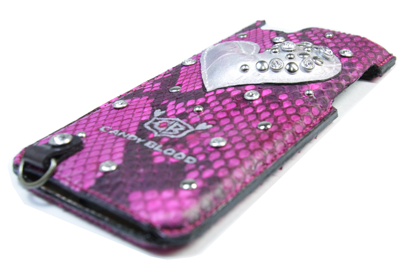 ピンクの蛇革の手帳型iPhoneケース